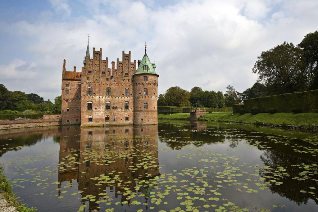 水上古堡,古董博物馆,世界12大经典园林之一伊埃斯科城堡