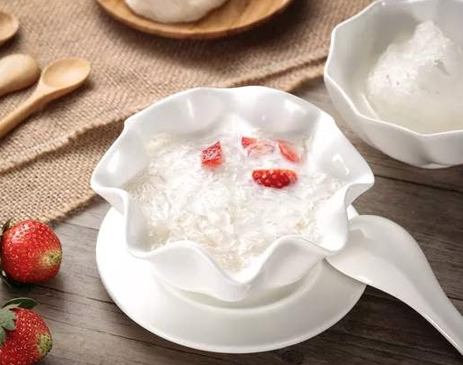 牛奶燕窝的做法也简单,把干燕窝洗净表面,放干净碗里,倒入50ml纯净水