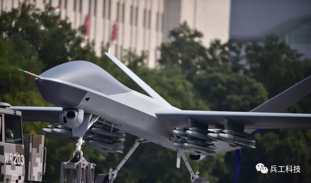 太厉害了,攻击-2无人机不光可以对地打击,还能消灭其它无人机