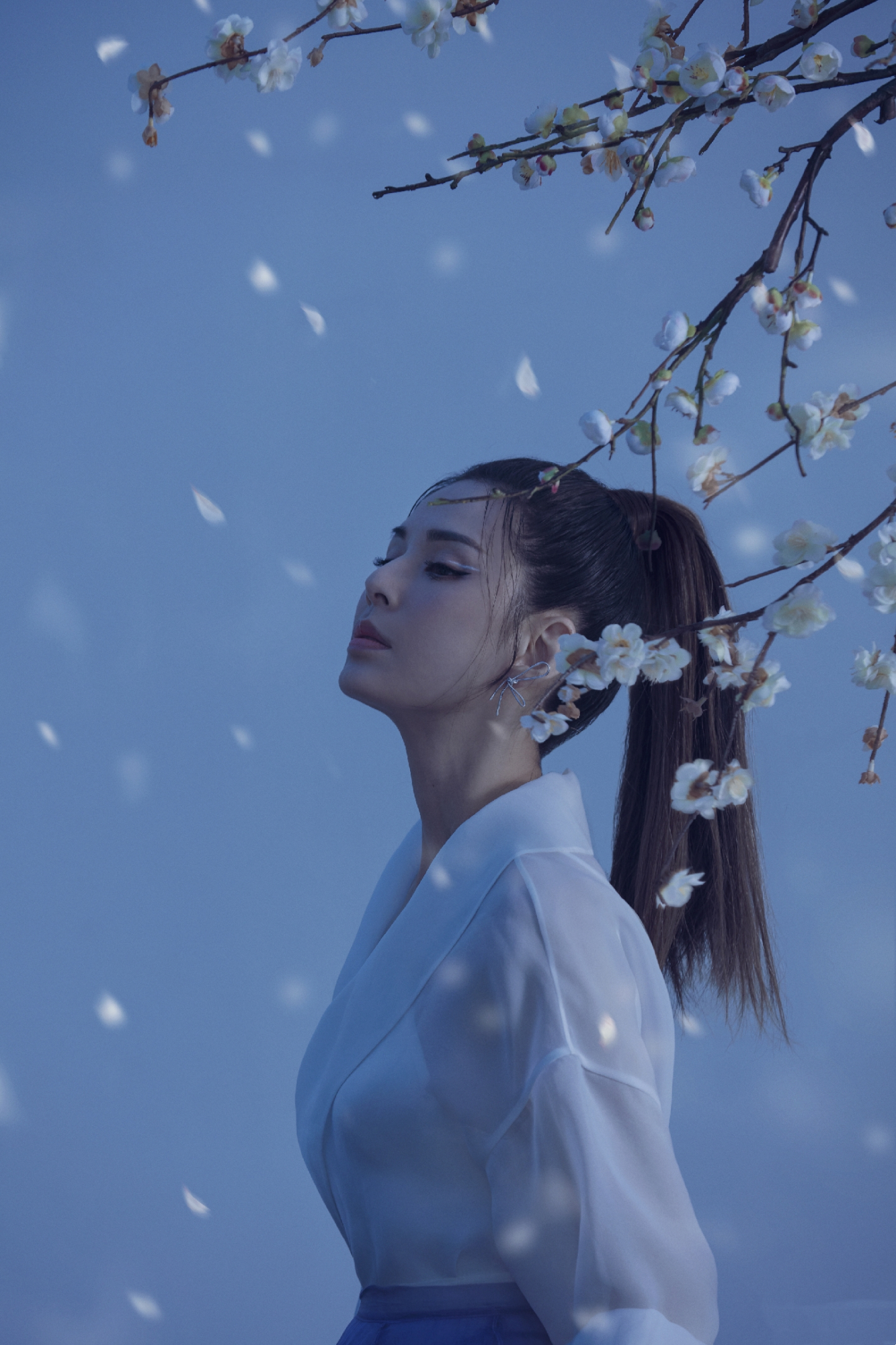 李若彤晒婚纱照烫卷发扎半马尾气质清甜穿抹胸婚纱美回小龙女