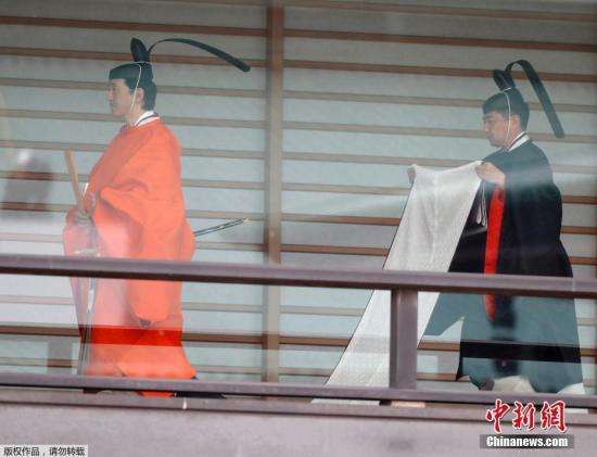 5亿日元:日本天皇即位礼:晚宴9道菜 花5亿日元修御座(图) 当地时间10月22日,日本东京,日本第126代天皇德仁“即位礼正殿之仪”举行。图为日本皇室成员出席仪式。