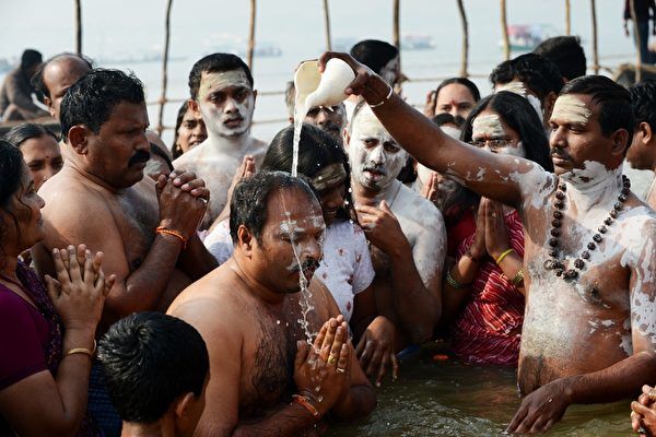 印度大壶节,数千万人共饮恒河水休闲区蓝鸢梦想 - Www.slyday.coM 印度大壶节,数千万人共饮恒河水休闲区蓝鸢梦想 - Www.slyday.coM