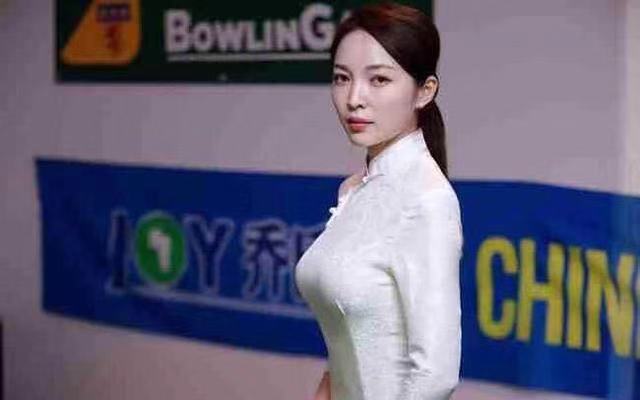 新浪看点# 台球再现美女裁判!一身素衣彰.