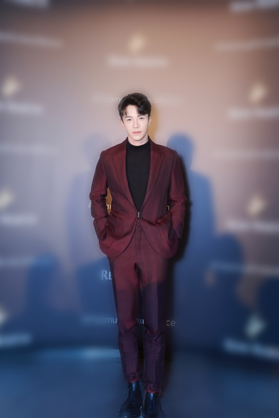 当晚,王冠逸一身酒红色西装出席活动晚宴.