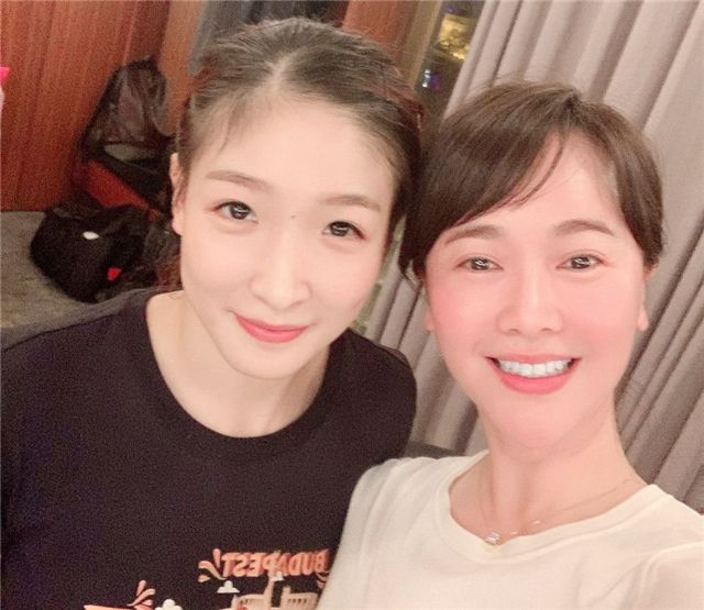 左小青与国乒聚会!近距离合影刘国梁面色通红 网友:喝了多少?休闲区蓝鸢梦想 - Www.slyday.coM 左小青与国乒聚会!近距离合影刘国梁面色通红 网友:喝了多少?休闲区蓝鸢梦想 - Www.slyday.coM