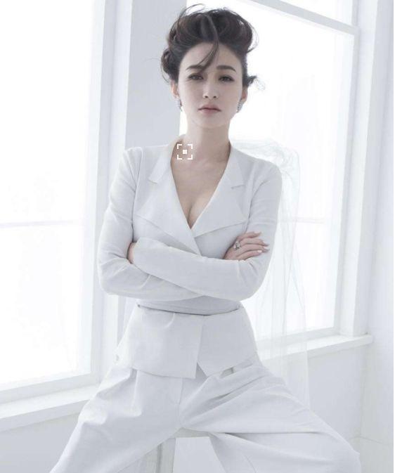 她与导演奉子成婚,却不幸流产遭抛弃,今嫁给了相识16年的男闺蜜