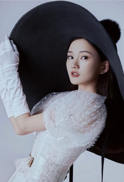 还记得《红苹果乐园》的馨子吗?浓妆造型判若两人,太美了