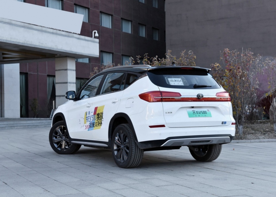 配全新的外观,比亚迪宋ev500还有动力优势,主流电动车之选