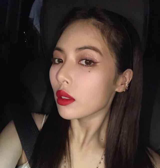 泫雅最新美照,穿粉色碎花裙甜美又可爱,笑起来超吸晴