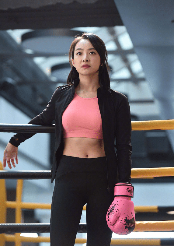 照片中宋茜身穿的是一套三件套的健身服,一件粉色的运动露脐背心,下装