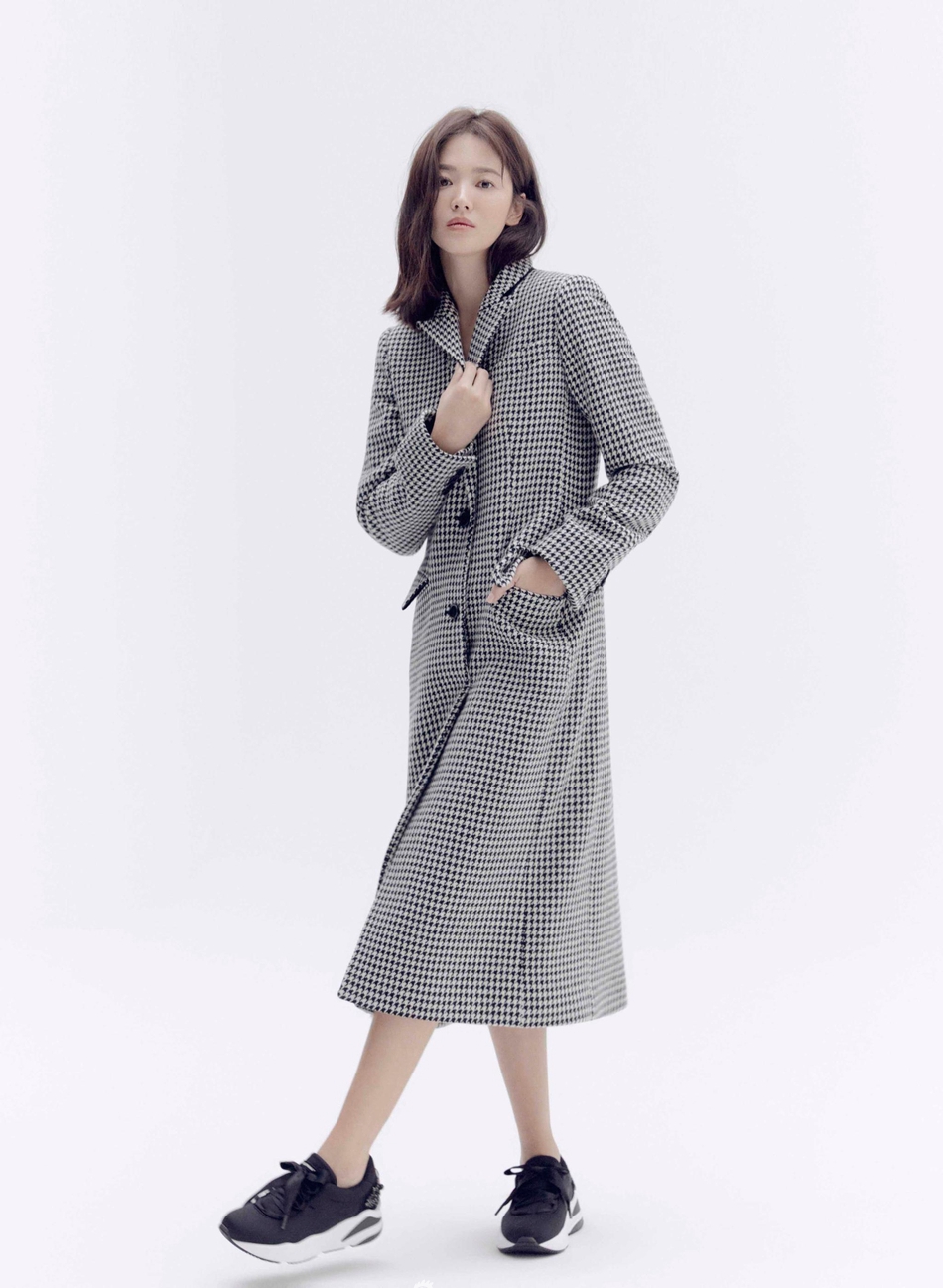 宋慧乔终于回归清爽造型换多套服饰拍写真演绎秋季有质感穿搭