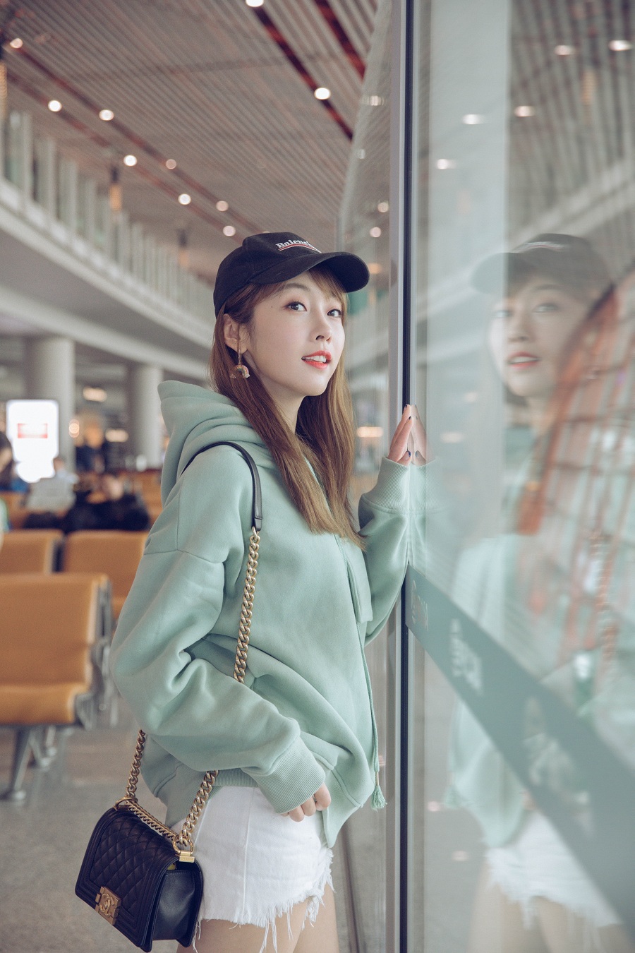 宣璐秋日薄荷装亮相机场彩虹耳坠俏皮可爱