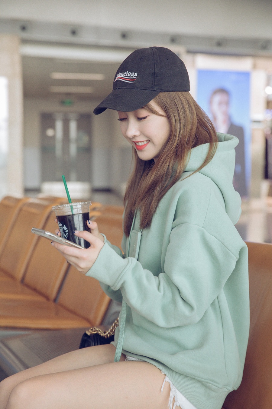 宣璐秋日薄荷装亮相机场彩虹耳坠俏皮可爱