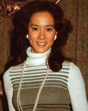 67岁李小龙绯闻女友复出拍剧保养得宜至今未婚气质似30岁