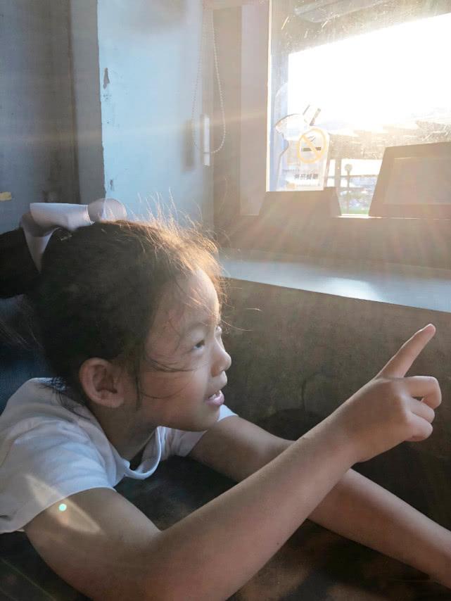 汪小菲回台北陪女儿汪希玥大半夜到广场玩女儿回眸像妈妈大s