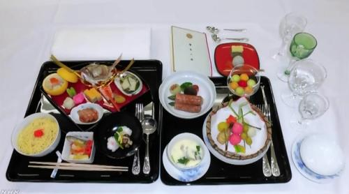 5亿日元:日本天皇即位礼:晚宴9道菜 花5亿日元修御座(图) 即位仪式后,举行了被称为“飨宴之仪”的晚宴招待会。(图片来源:NHK视频截图)