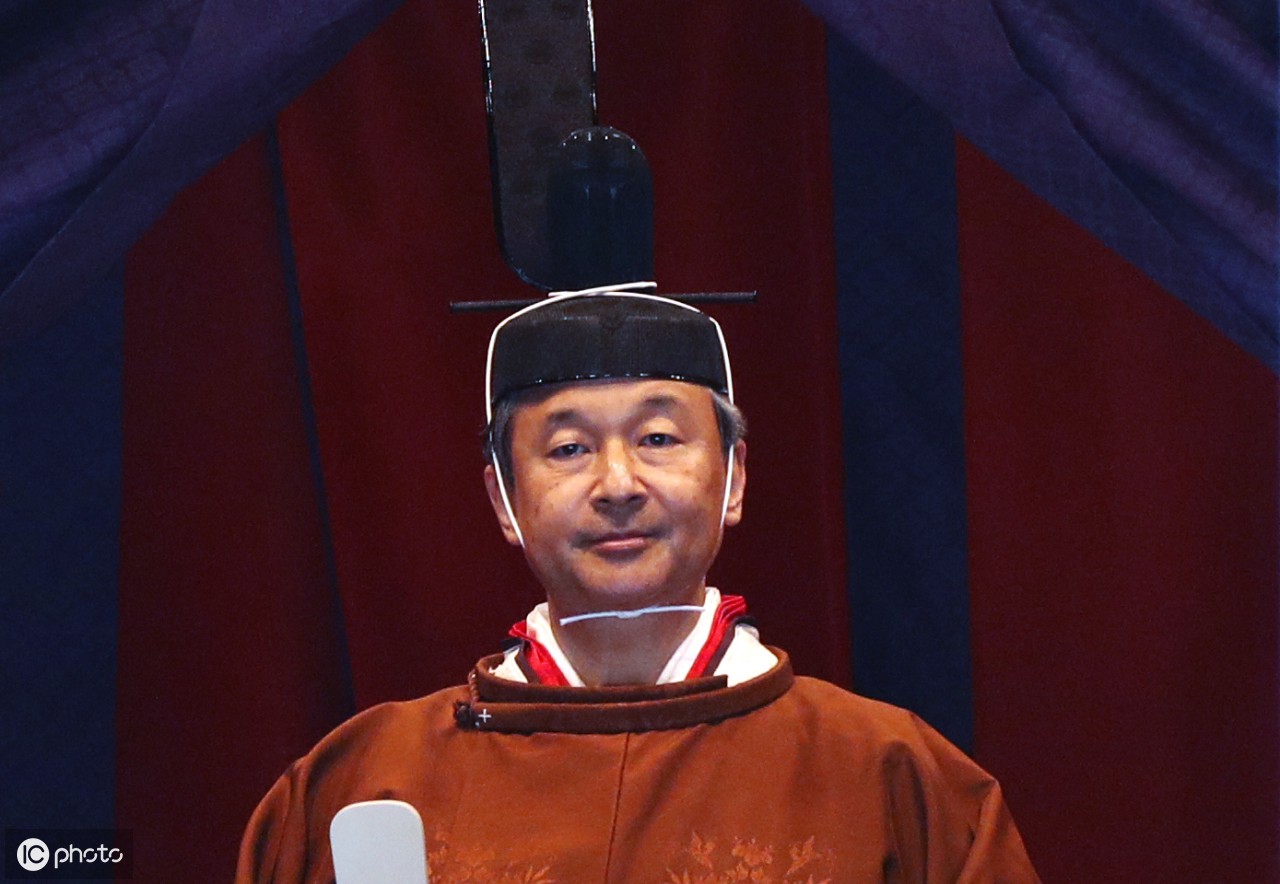 日本东京皇宫，日本德仁天皇在向世界宣布登基的仪式上亮相_新浪新闻