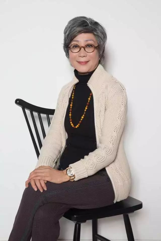 83版"梅超风"近照,72岁容光焕发,一生不嫁只为照顾90岁父亲?