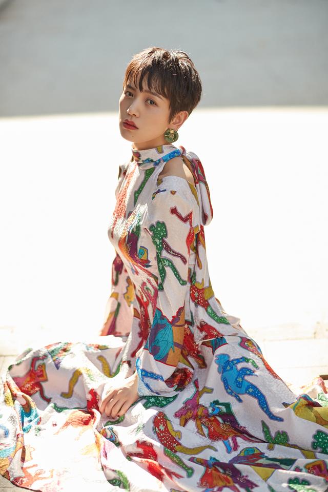 李晓峰秋日写真邂逅慵懒 祖母绿耳环尽显优雅气质