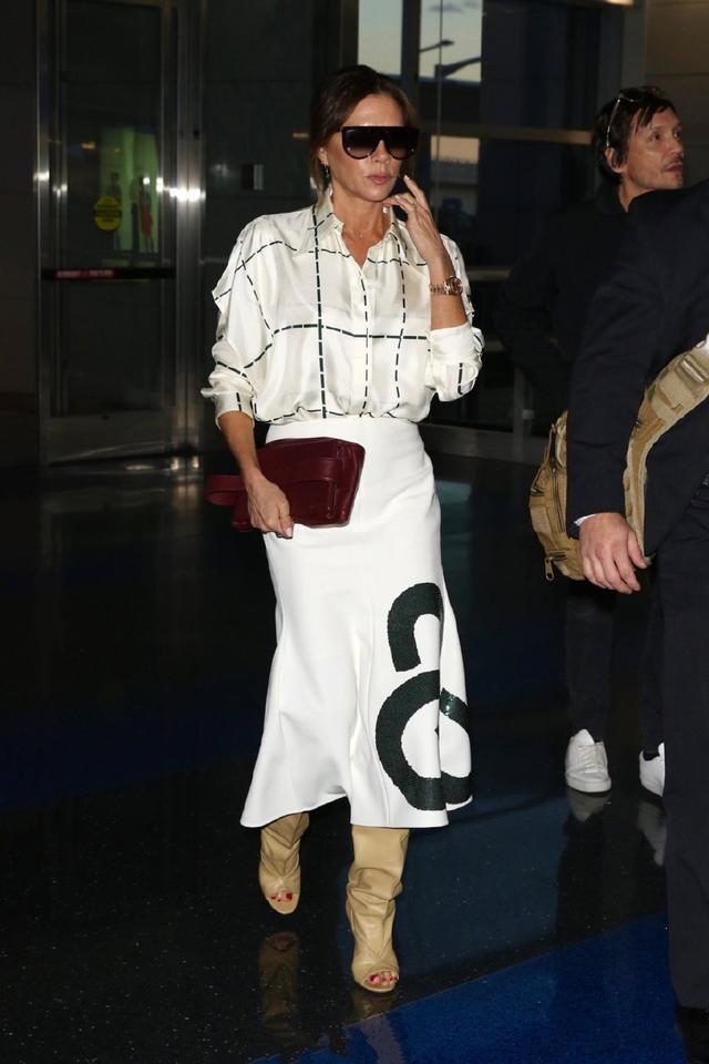 45岁贝嫂衬衫搭半身裙美到爆这个四娃妈身材我服了