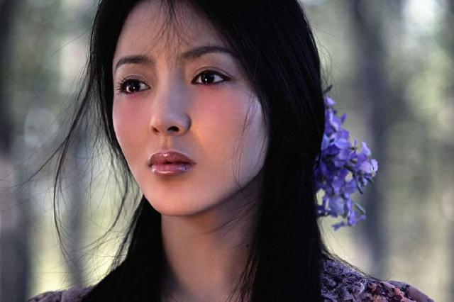 直到13年她为电影《粉红女郎》制作了几首主题曲,重新回归了娱乐圈.