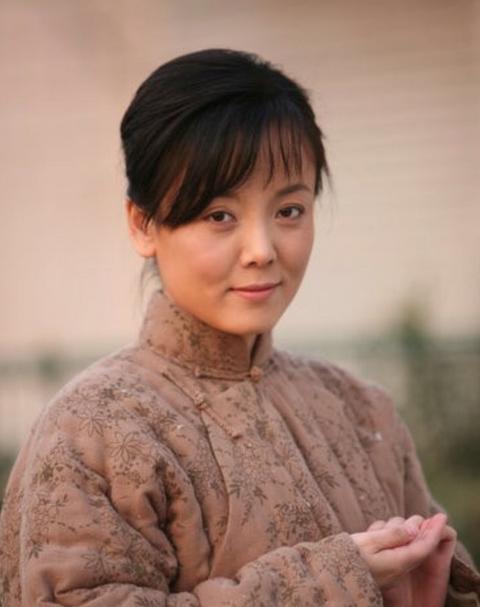 派,她最近一个让笔者留下印象的电视剧是《平凡的世界》里饰演贺凤英