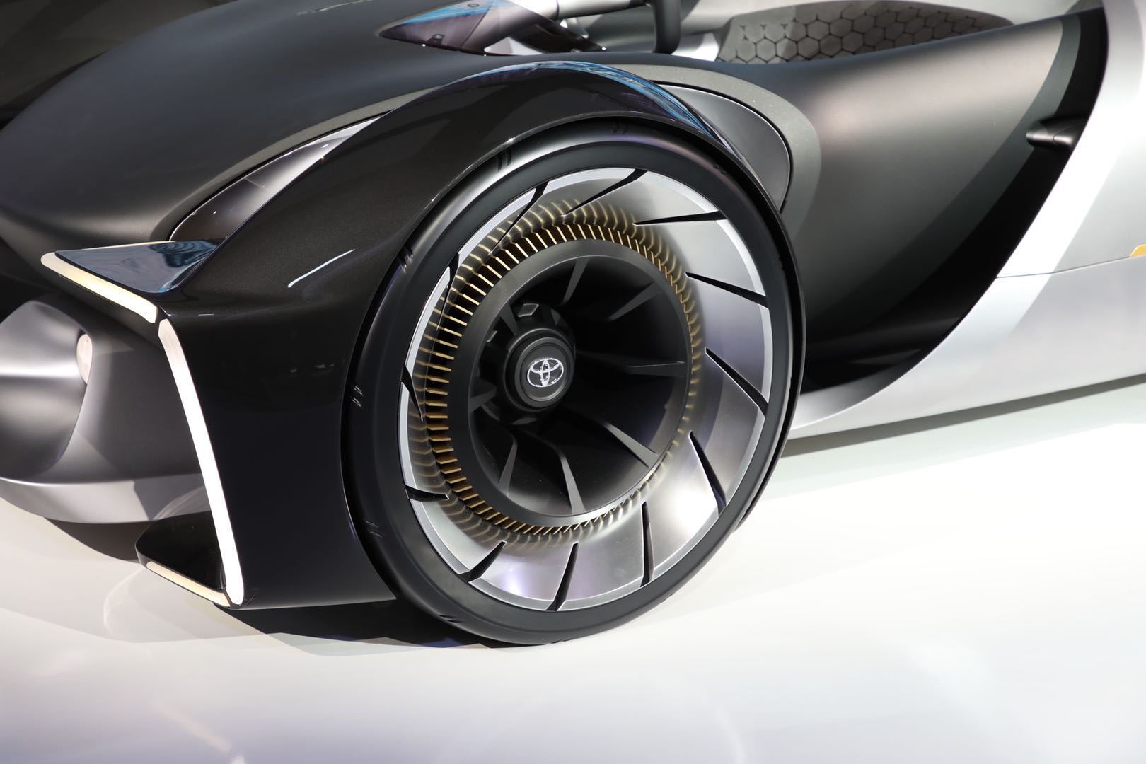 或搭载轮毂电机 丰田全新纯电跑车e-racer亮相东京车展