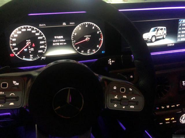 219万买到奔驰g500提车后车主喜气洋洋直呼可以单手开大g