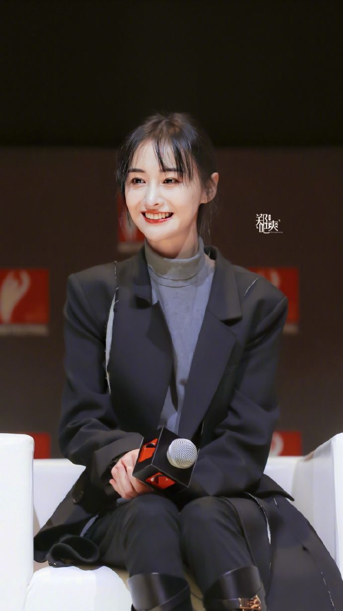 恋爱后郑爽衣品开挂,高领毛衣 小脚裤配雪地靴,美成一股清流