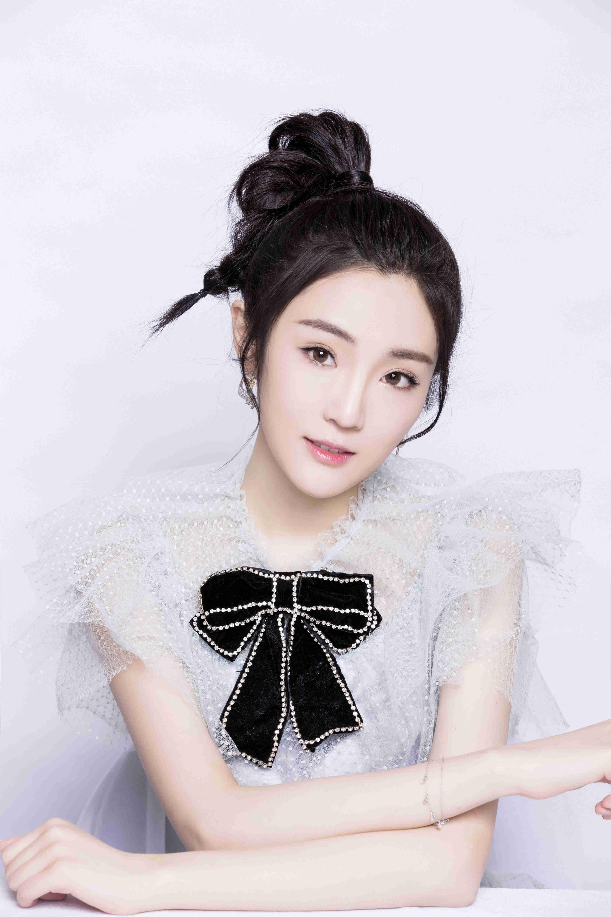 跟一众老戏骨拼戏并赢得高度称赞张可盈凭实力圈粉收获口碑