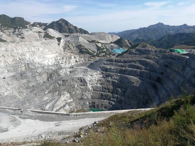 山体惊现巨型深坑--冀恒矿业"非法开采"触目惊心|铁矿|矿业|村民_新浪