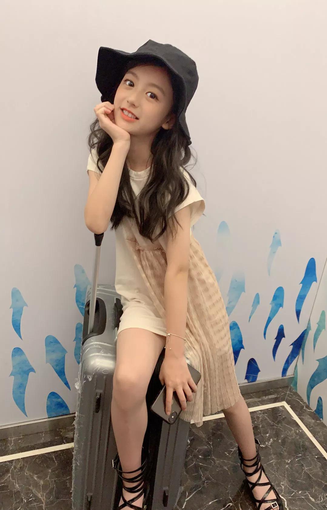 最美童星裴佳欣才9岁,就敢穿"泫雅裤",这pose谁顶得住?