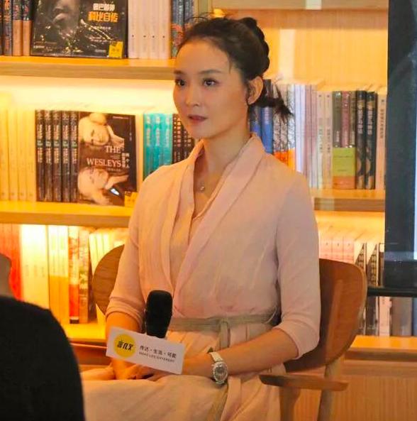 王艳踩鱼嘴鞋现身,接受采访谈笑风生,对镜比心有晴格格风采