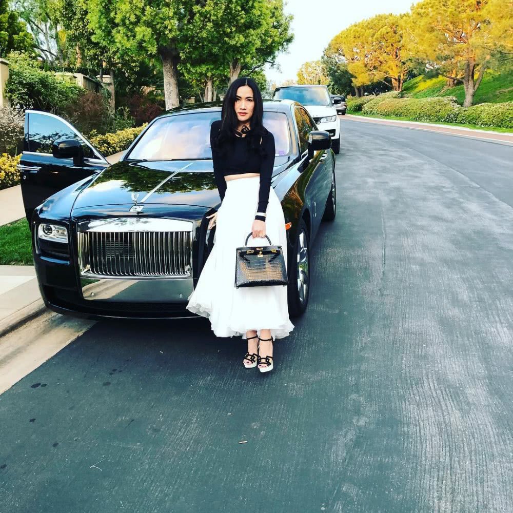 女富商常在网上晒奢华生活,现花两百多万庆50岁生日引热议