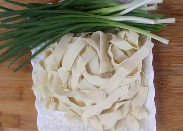 爽口劲道的葱油宽面,几分钟就可以搞定,美味难挡,满口留香