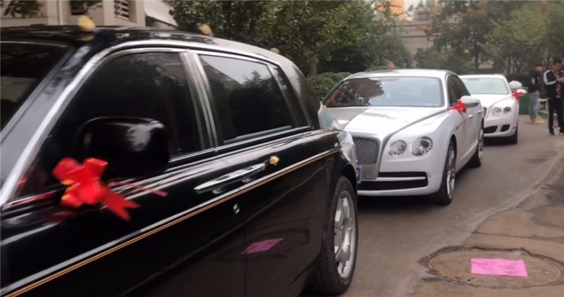 1100万劳斯莱斯做婚车，挂7777车牌，车尾全宾利，一天租金就10万