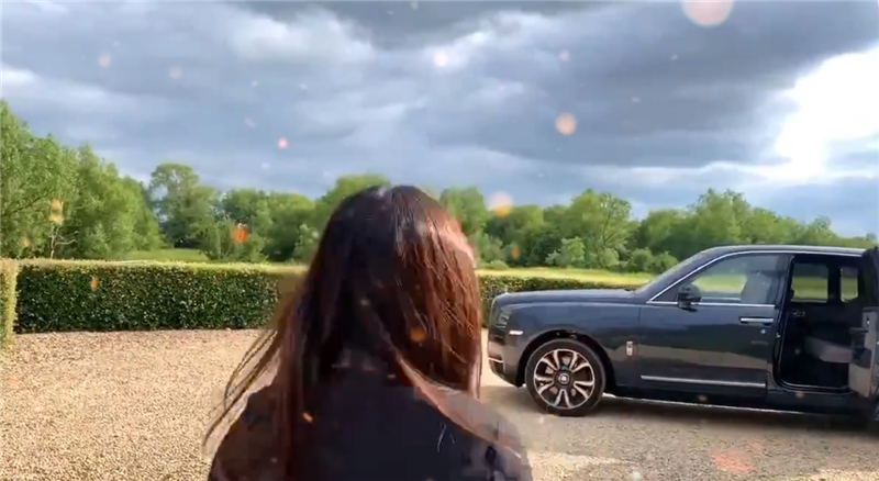 白富美在国外的一天：坐库里南出门，住千万的洋房，环境美空气佳