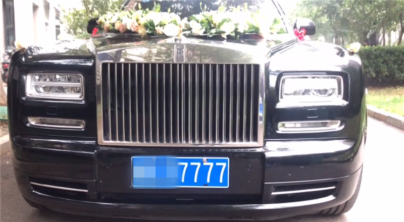 1100万劳斯莱斯做婚车，挂7777车牌，车尾全宾利，一天租金就10万