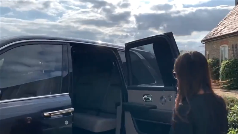 白富美在国外的一天：坐库里南出门，住千万的洋房，环境美空气佳