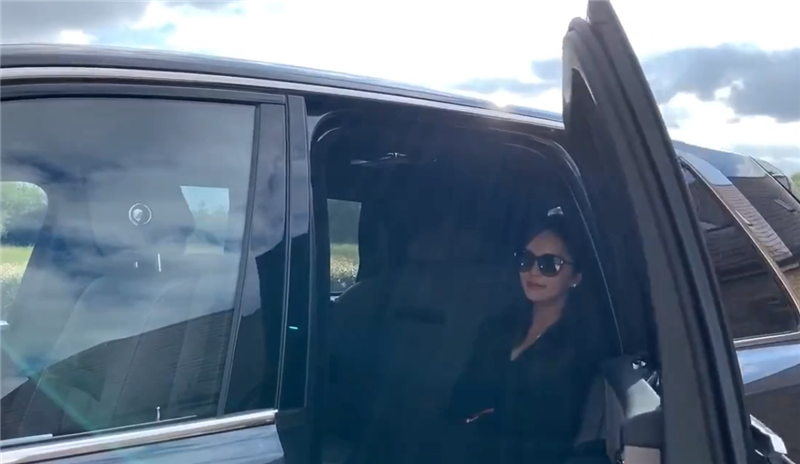 白富美在国外的一天：坐库里南出门，住千万的洋房，环境美空气佳