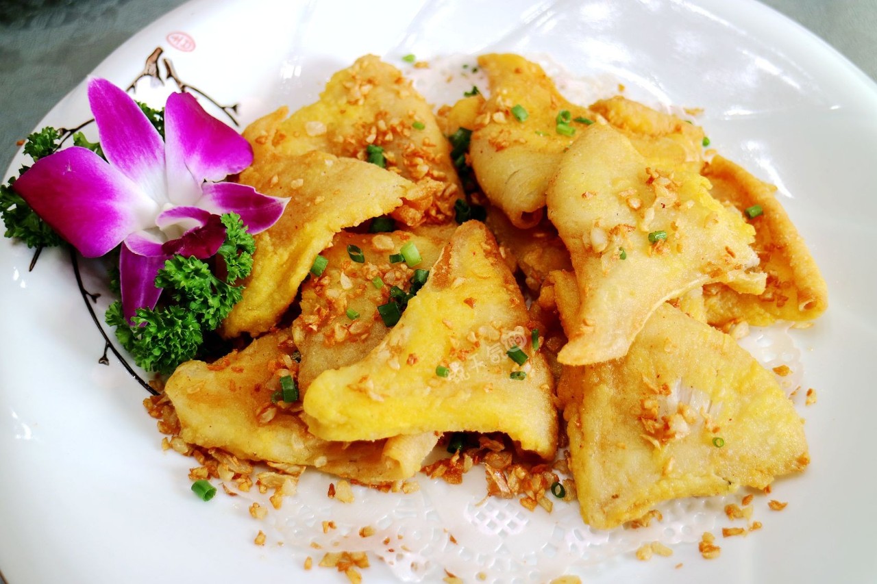 椒盐金瑶翅鳐鱼,是闽南人常吃的鱼类,将其鱼翅经过油炸,椒盐调味,酥香