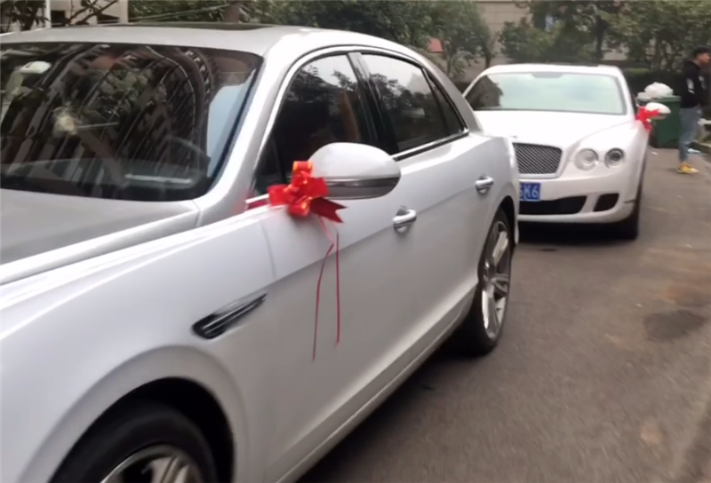 1100万劳斯莱斯做婚车，挂7777车牌，车尾全宾利，一天租金就10万