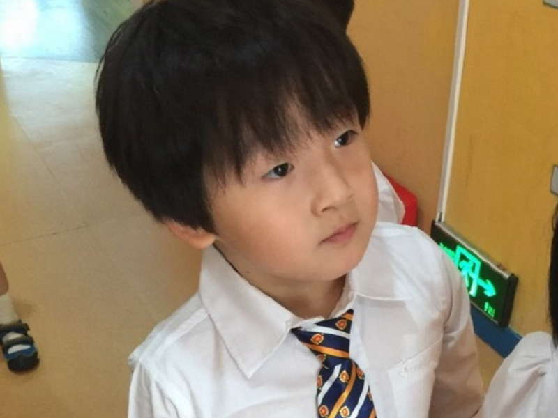 冉莹颖儿子才是"开挂式"长大,曾一头卷发惹人爱,直发帅成男神|邹明轩