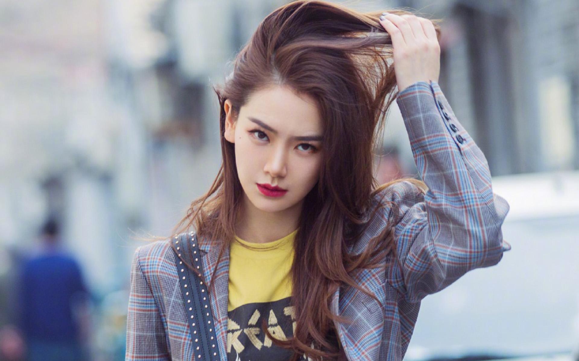 《我家小两口》戚薇深夜卸妆,素颜太真实,双眼皮手术伤痕明显