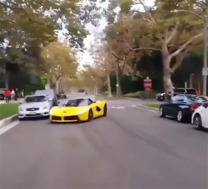 又一台拉法将自燃，落地价2600万，全车枫叶黄，车主暴力驾驶导致