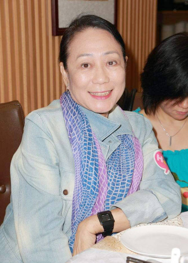 83版"梅超风"近照,72岁容光焕发,一生不嫁只为照顾90岁父亲?