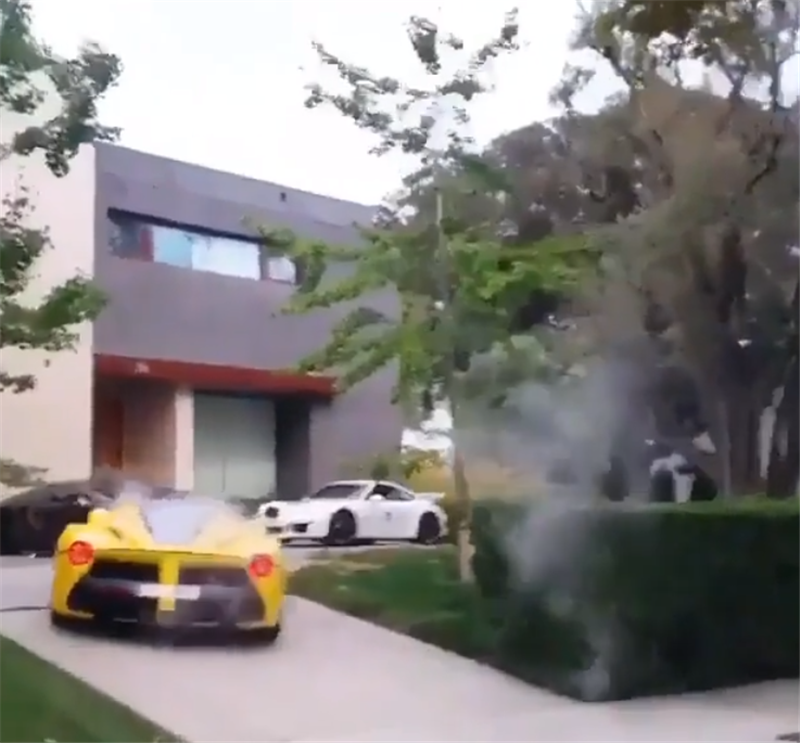 又一台拉法将自燃，落地价2600万，全车枫叶黄，车主暴力驾驶导致