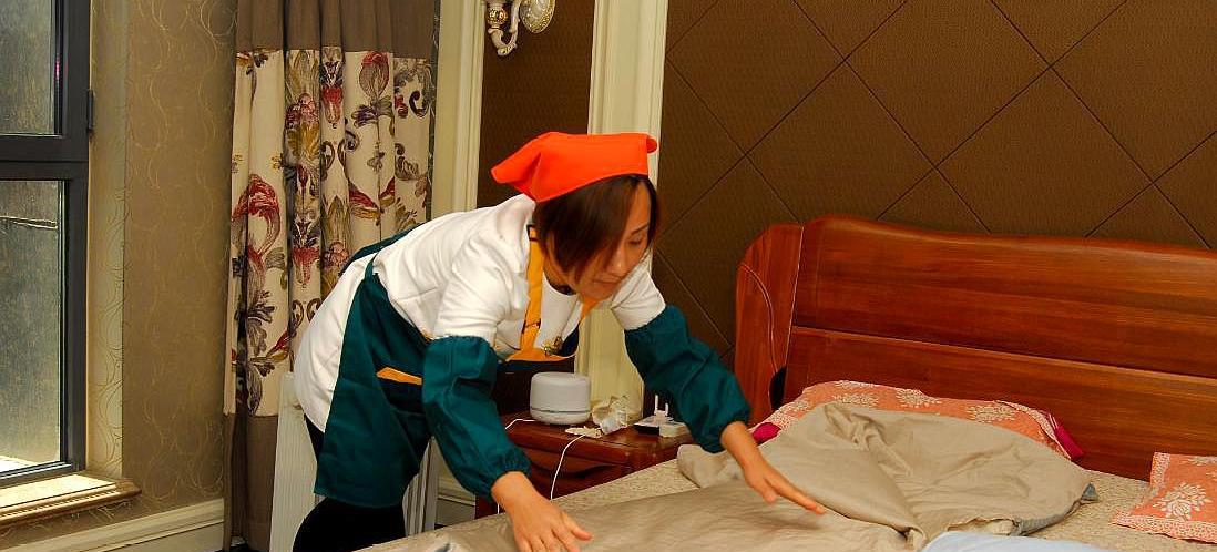 陪护纷纷变"陪床", 明码标价, "保姆"为何变了味儿?