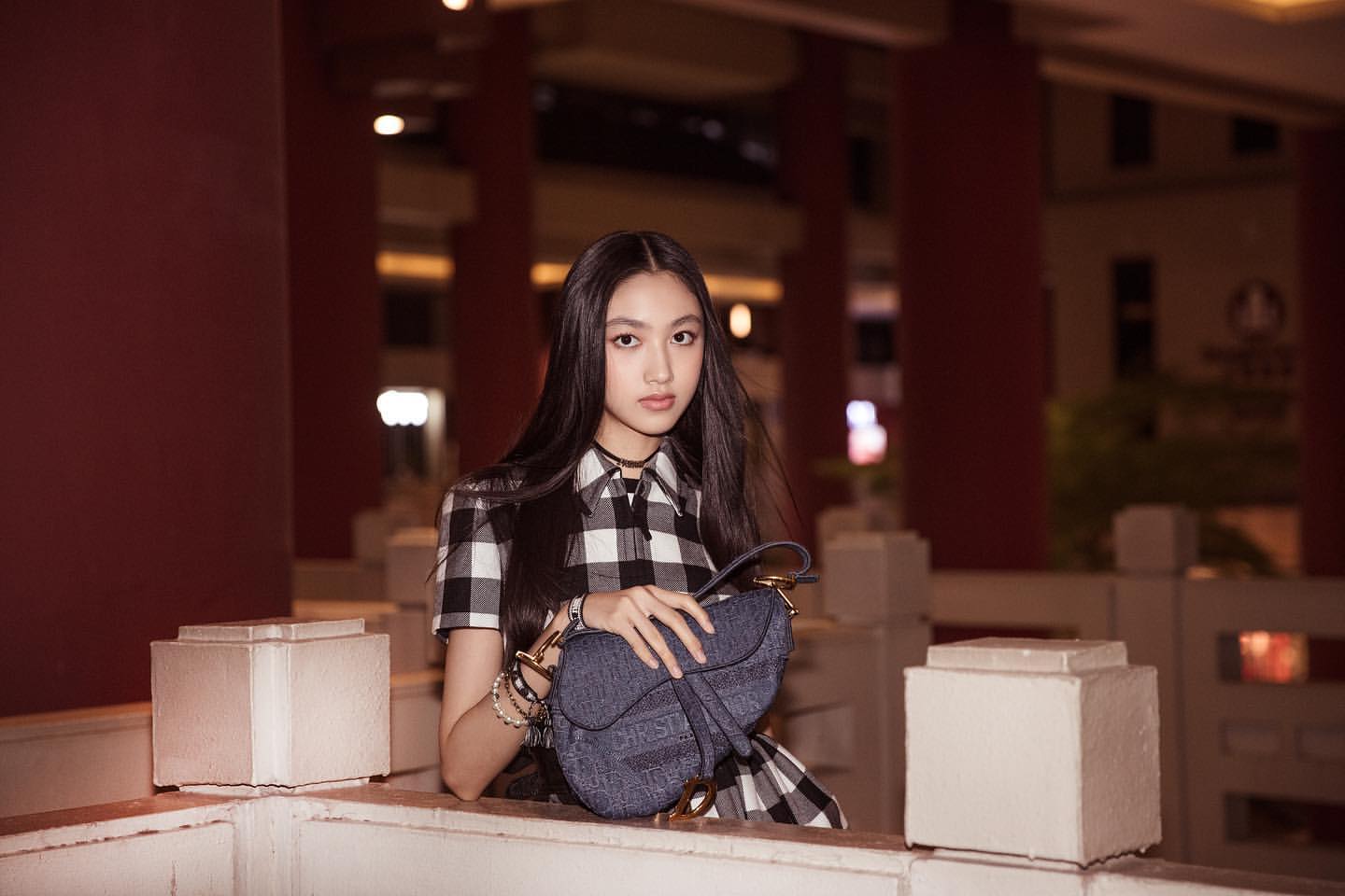 任达华15岁女儿任晴佳穿短裙露美腿,身材苗条不输超模