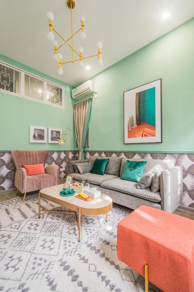 30平北欧精致唯美空间,客厅撞色腰线搭配合欢花图案,雅致且素雅